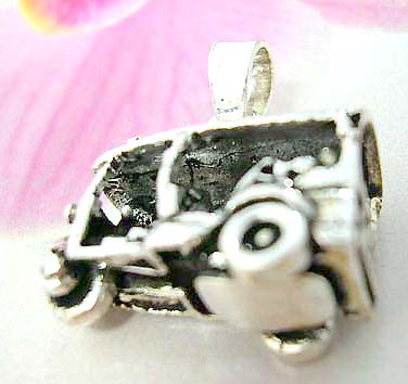 Carved-out classical 3-wheel car design Thailand made solid sterling silver charm pendant with movable wheels
Weight: 4.10 grams
Size: 20mm x 20mm