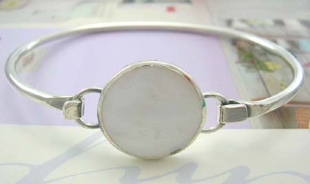 Collective jewelry bangle inspired with seashell wholesaler distribute sterling sivler bangle with rounded white mother of pearl in middle            